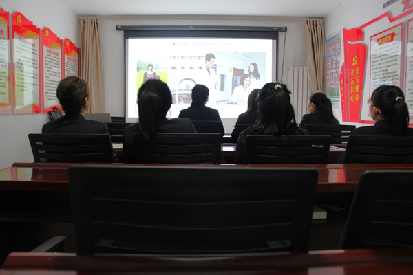 钻探分公司组织全体女工寓目“巾帼劳模工匠大宣讲”直播.JPG