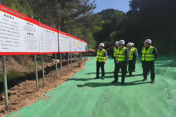 熊鹏辉一行到钻采分公司柴家沟CG02井检查指导事情-1.jpg