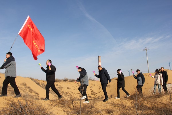 钻探分公司“迎元旦 绿色行”健步走活动在陕北冬日热情启程1.JPG