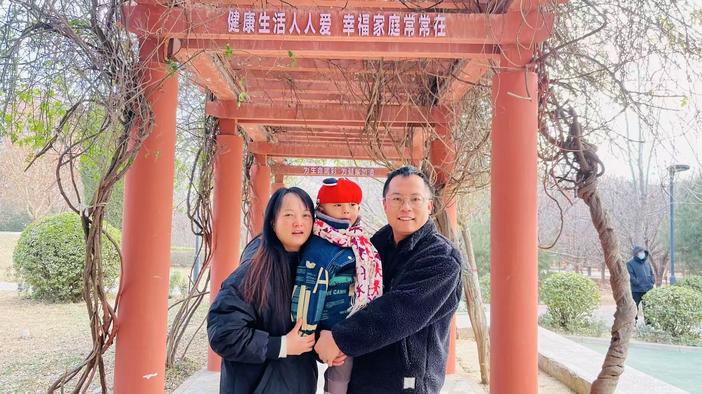 叶子龙一家三口合影 (2).jpg