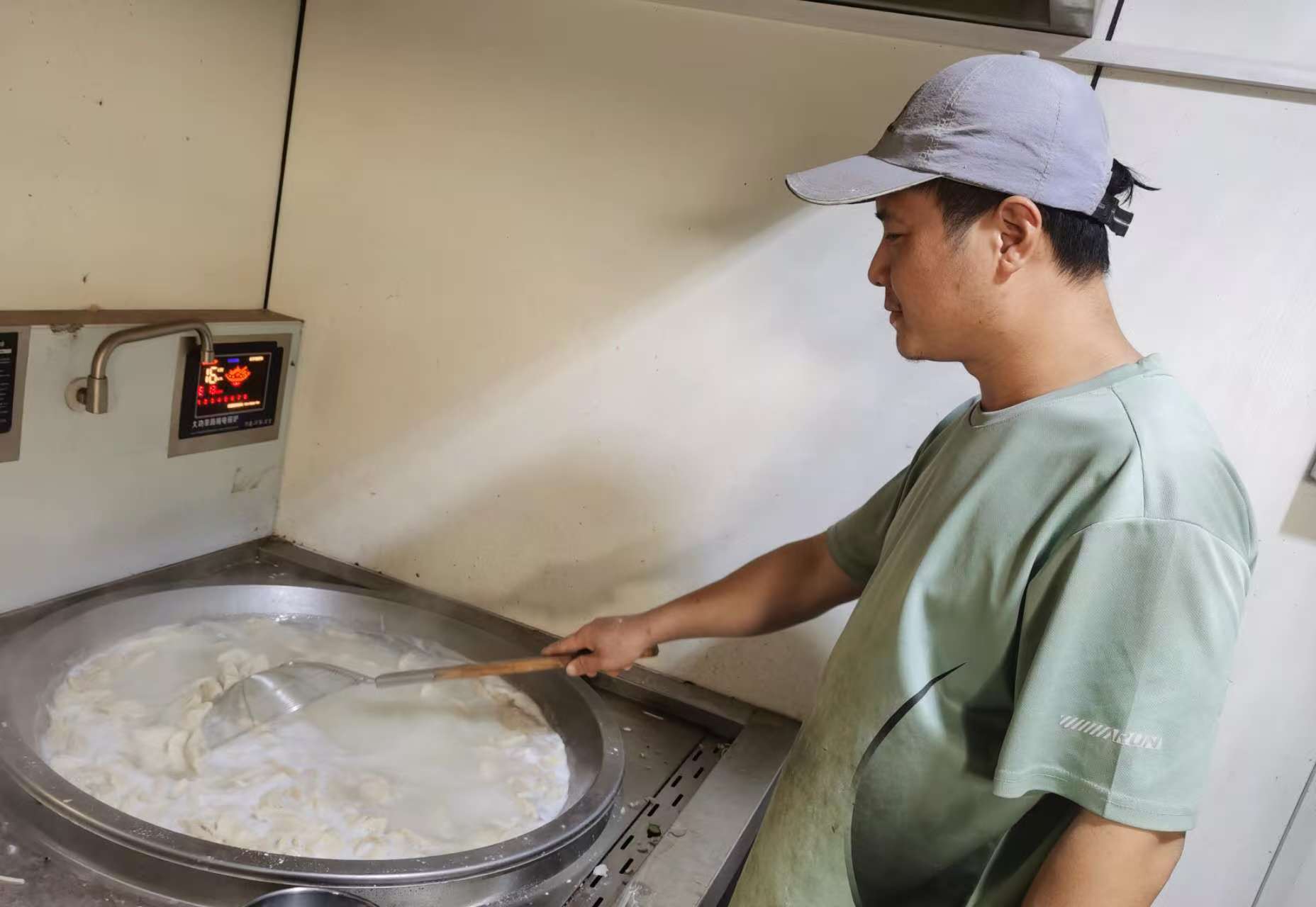 异国包饺暖人心 舌尖鲜味解乡愁 (2).jpg