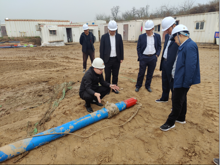 陕西煤监局科技装备处副处长武小兵比及创世大发铜川分公司施工的孟村攻击地压防治项目检查指导事情1.png